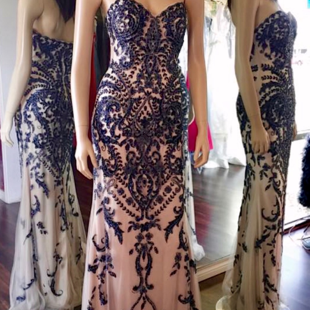 Beautiful beaded formal dress - Picture 4 of 5